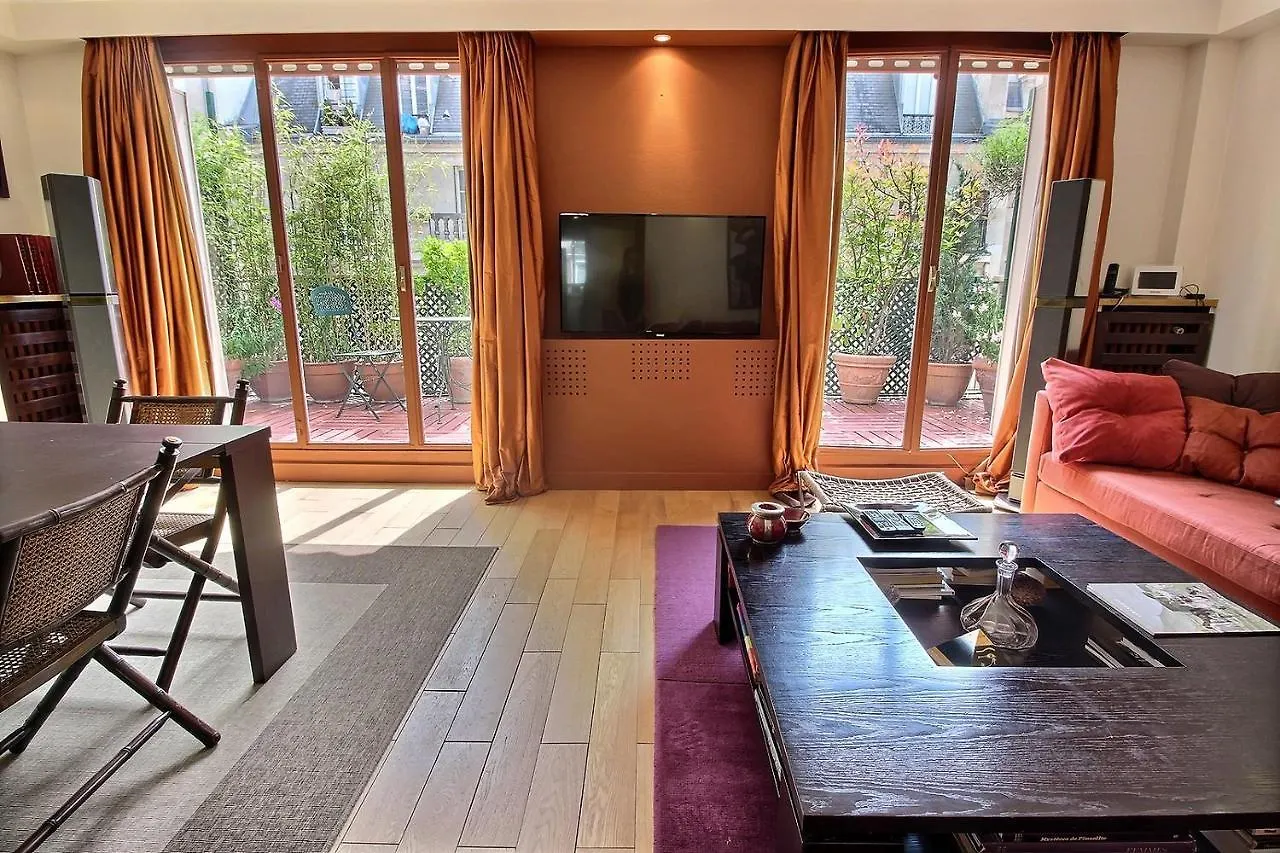 116324 - 2 Person Near Eiffel Tower * Paris